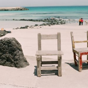 海辺に佇む椅子
